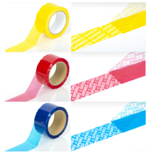 Sicherheitsklebebänder ohne Druck in gelb, rot und blau auf Rolle und Demonstration der Anwendung zum Manipulationsschutz.