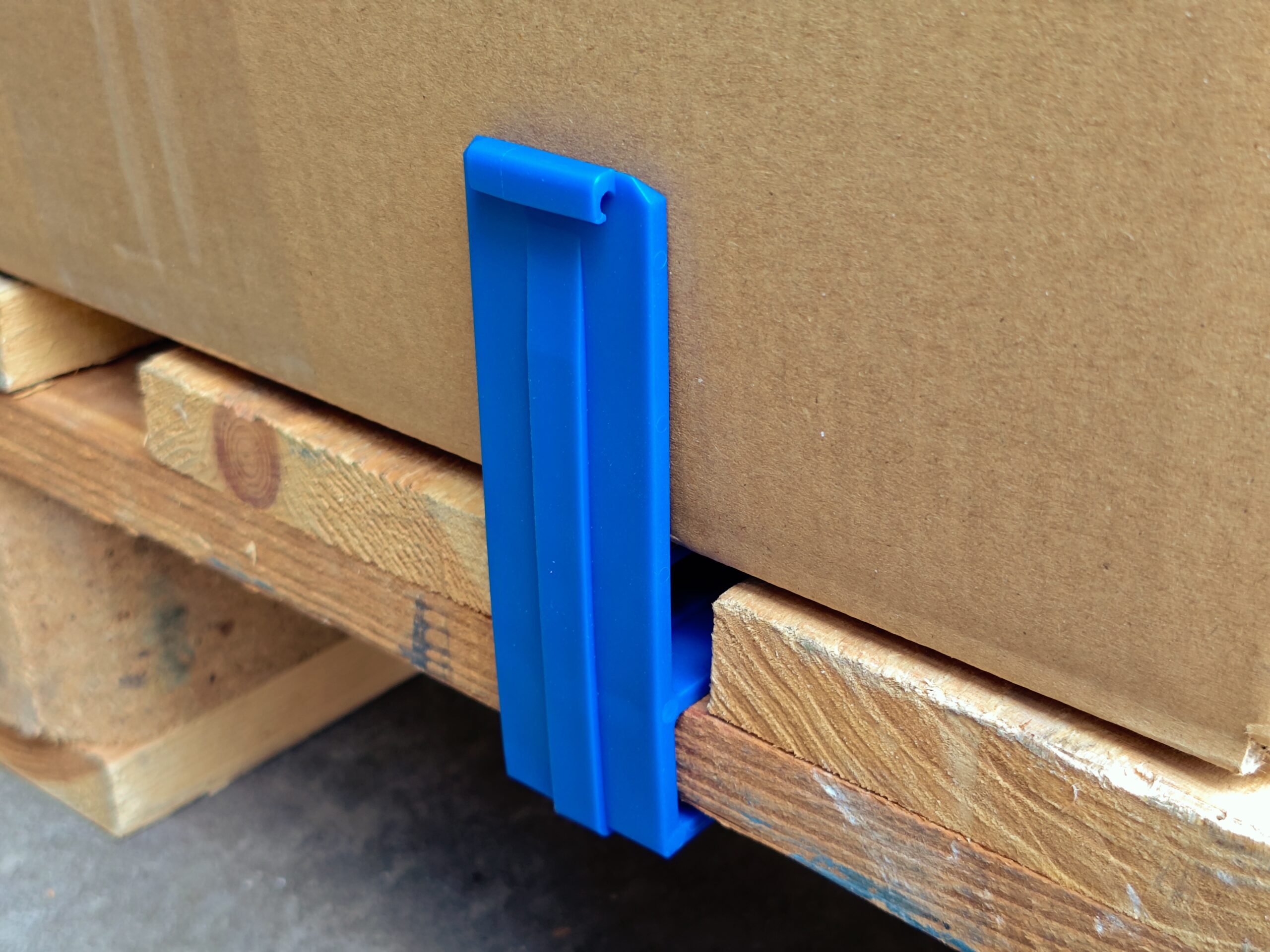 Warensicherung Paletten-HaSi in blau sichert einen Karton auf einer Palette